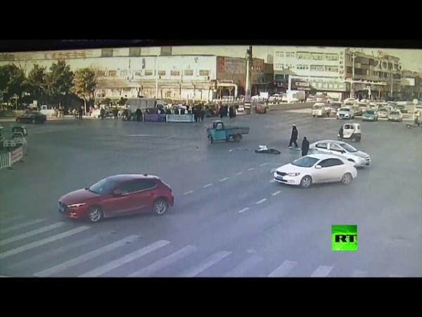 دراجة نارية تواصل الدوران باستمرار بعد سقوط سائقها أرضا