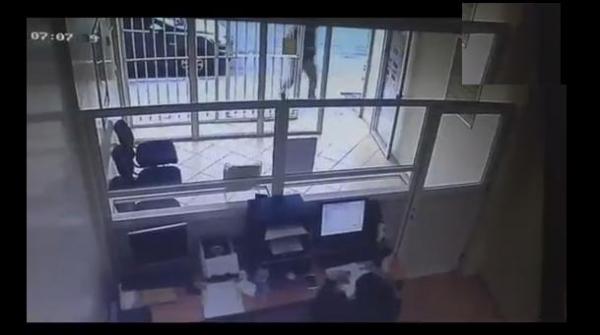 فيديو: ملثم يقتحم وكالة تحويل أموال بأكادير ويسرق 3 ملايين