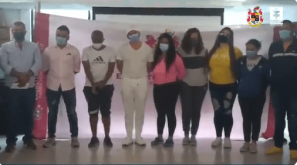 عصابة كولومبية تجبر النساء على تهريب الكوكايين السائل في صدورهن(فيديو)