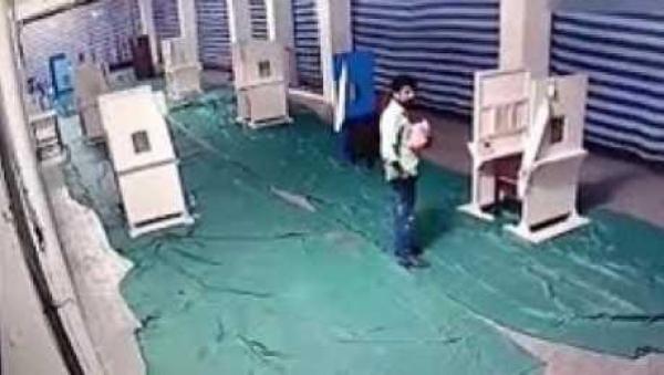 أب يُقبّل رضيعًا قبل أن يتخلى عنه في الشارع (فيديو)