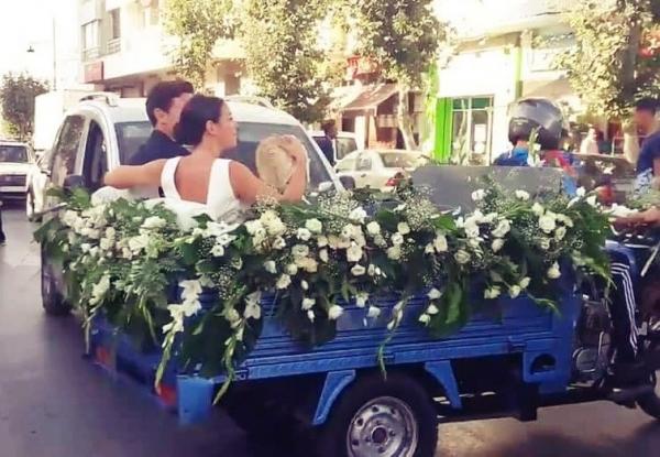 سابقة : عريس بطنجة يزف عروسه على متن "تريبورتور" و المشهد يخلق جدلا واسعا بالفيسبوك (الصور)
