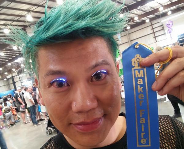 رموش مضيئة أحدث صيحة في عالم التجميل