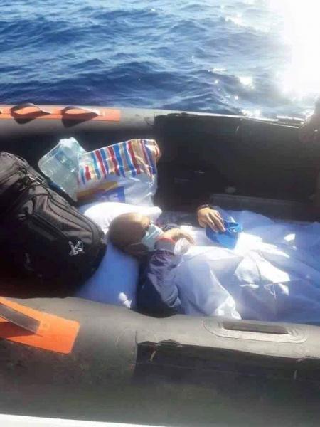 ليبي يتحدى الصعاب بزورقه المطاطي لينقل أباه إلى أحد مستشفيات إيطاليا