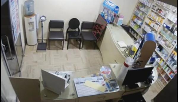 شاهد  اللص الذي سرق صيدلية بعدما عنف صاحبها