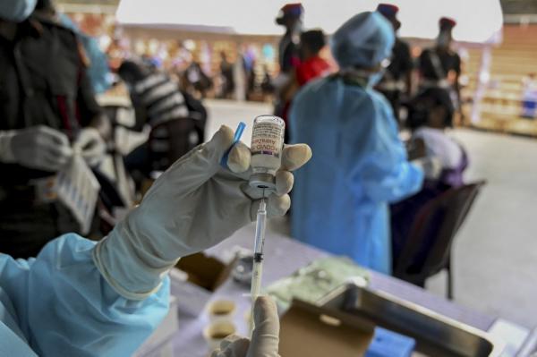 بسبب رفضهم لقاح كورونا.. إيقاف الآلاف عن العمل في بعض دول العالم