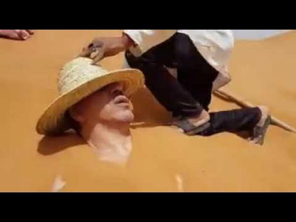 بالفيديو : دفن الوزير عزيز الرباح برمال مرزوكة