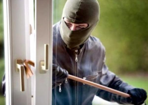 حارس ليلي يحبط سرقة محل لبيع المجوهرات واللصوص يرشونه بالكريموجين ويعتدون عليه بالسلاح الابيض