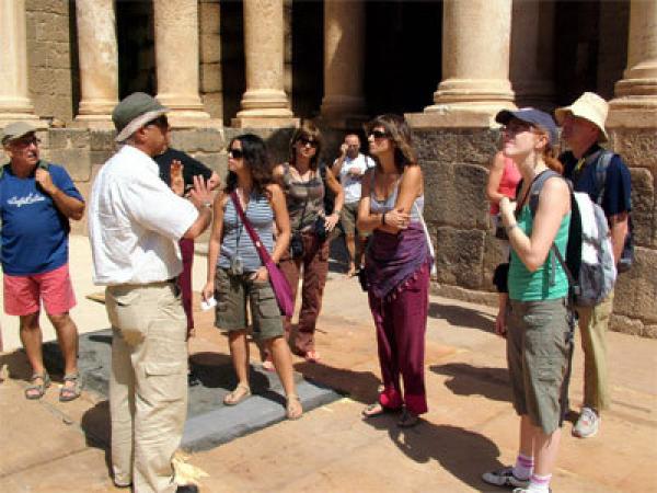 وزارة الداخلية ترضخ لضغوط وزير السياحة قصد السماح للأوروبيين بدخول المغرب ببطاقة الهوية