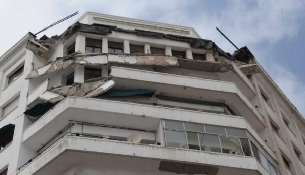 بالصور..سقوط 3 شرفات في أحد العمارات بالدار البيضاء وهذه تفاصيل ما وقع