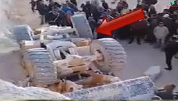 "تراكس" سقطت بالسائق من علو 4 أمتار بمقلع حجري في ابن أحمد