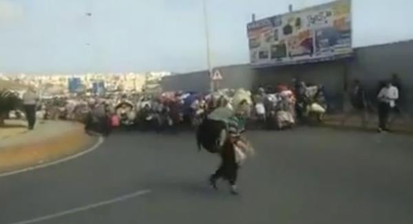 فيديو.. مئات المغاربة يغادرون باب سبتة ويصرخون "الله أكبر عاشت إسبانيا"