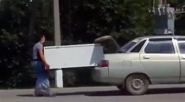 بالفيديو: شاب يجبر خطيبته على حمل ثلاجة