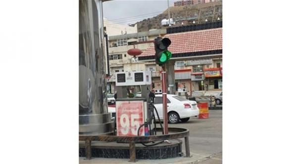 بالصورة: طريقة جديدة لتنظيم السيارات في محطة بنزين