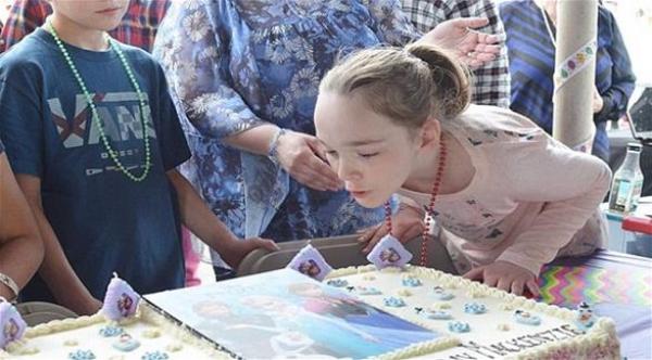 المئات يحضرون عيد ميلاد طفلة معاقة خذلتها صديقاتها