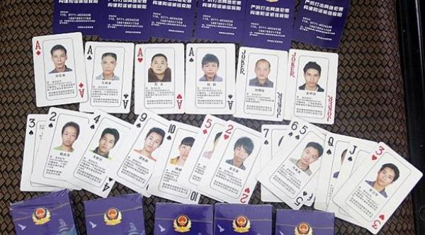 بالصور: الشرطة الصينية تبحث عن المجرمين بـ "أوراق البوكر"