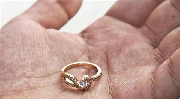 تسترجع خاتمها بعد 9 سنوات من الضياع و في مكان لا يخطر على بال