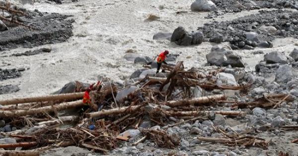 لحظة جرف الفيضانات لجثث الموتى من المقابر في فرنسا(فيديو)