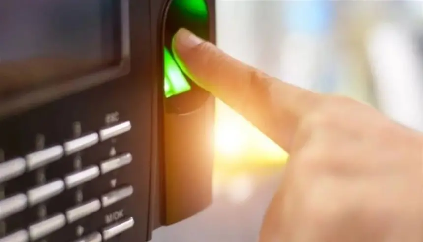 قوالب سيليكون تفضح تلاعباً بنظام البصمة في مركز طبي بمصر