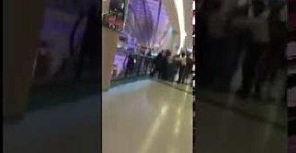 بالفيديو.. سعودي يحاول إلقاء شاب من الدور الثالث بمول تجاري لتحرشه بزوجته