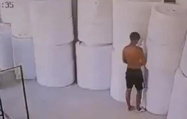 بالفيديو..عامل متهور يتسبب في حريق ضخم فى مستودع يحتوي على لفافات "الفوم"