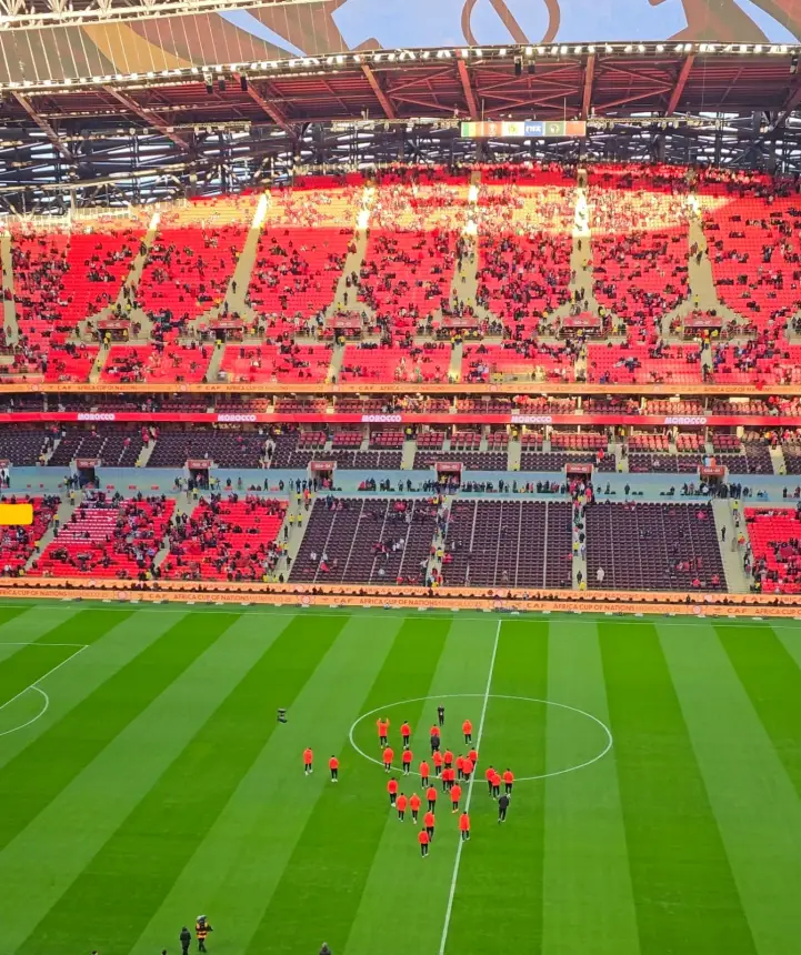 حماس كبير لحظة دخول الفريق الوطني أرضية الملعب والأسود تبادل الجماهير المغربية التحايا