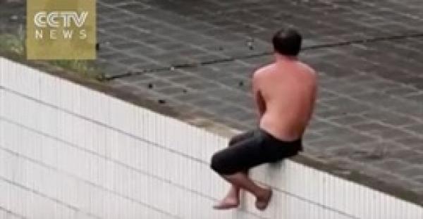 بالفيديو.. نجاة رجل من الموت بعد سقوطه من الطابق الخامس