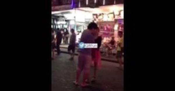 بالفيديو.. «علقة ساخنة» من «تايلندية» لزوجها وسط الطريق