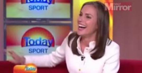 بالفيديو.. مذيع ينفذ مقلبا في زميلته على الهواء