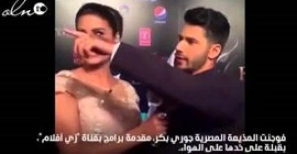 بالفيديو.. ممثل هندي يفاجئ مذيعة مصرية بقبلة على الهواء