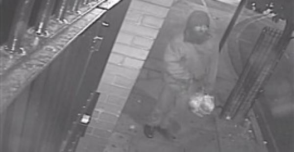 بالفيديو.. لقطات صادمة لرجل يرمي لحم خنزير فاسد على مسجد