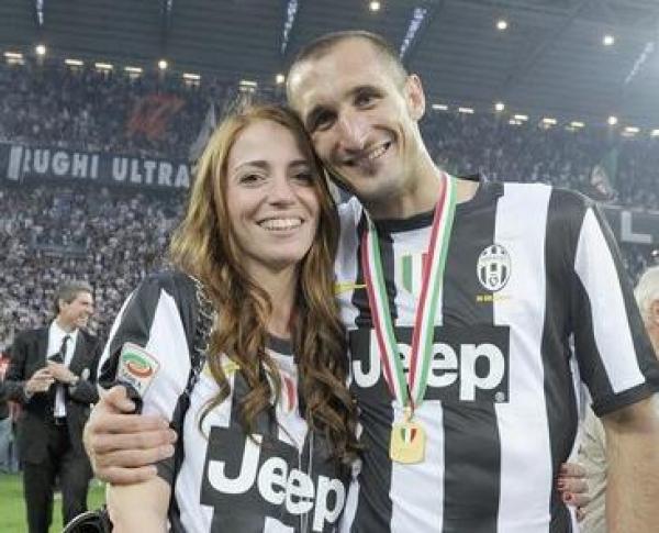 نجم يوفنتوس يتزوج خطيبته بعد المونديال
