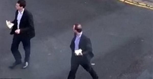 بالفيديو.. 4 لصوص يسطون على محل مجوهرات بمضارب «بيسبول»