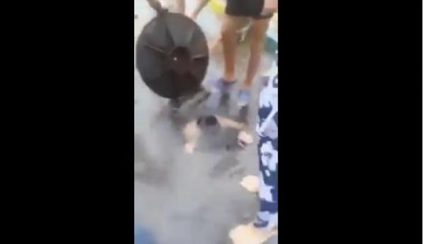 صادم بالفيديو...شبان يسبحون ببالوعة لمياه الصرف الصحي على طريقة علال القادوس