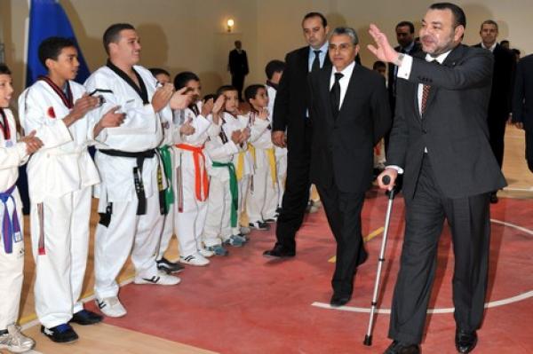 صورة الملك مستندا على عكاز طبي..تعاطف المغاربة ودعوات بالشفاء على الفاسيبوك