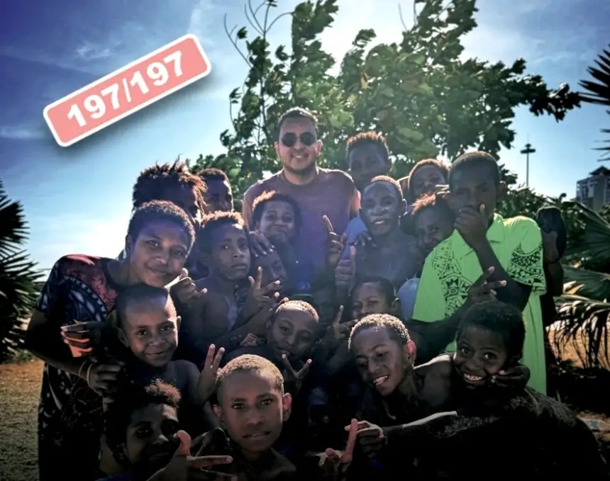 طبيب مغربي يدخل التاريخ بعد زيارته كل دول العالم بجواز السفر المغربي!