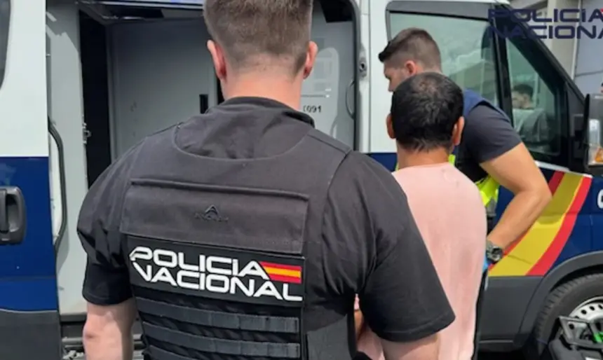 تركه وحيدًا بلا وثائق.. تفاصيل صادمة لاعتقال أب مغربي حاول الفرار بعد التخلي عن ابنه القاصر بإسبانيا