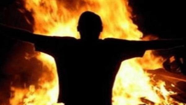 مصيبة...شاب يضرم النار في جسده لسبب لا يقبله عقل