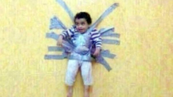 حقوق الإنسان تبحث عن أسرة سعودية علقت طفلها على الجدار