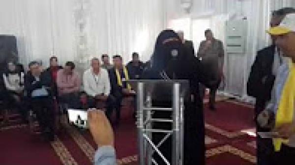 صاحبة البرقع التي هزت عرش العنصر امين الحركة واحرجته امام أنصاره