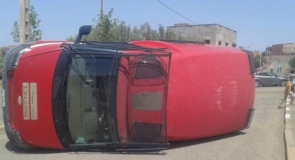 خاص : بعد الشرطة...اصطدام سيارة الاسعاف بسيارة خفيفة وانقلابها وهذا مصير رجلي اسعاف كانا على متنها