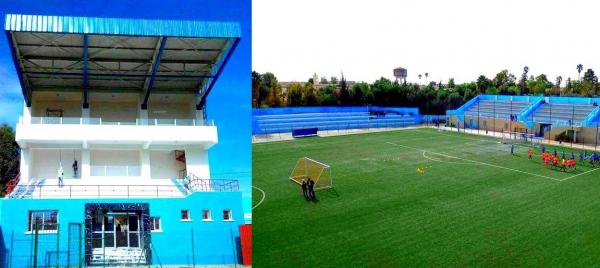 بالصورة.. منصة غريبة بملعب واد زم تُثير السخرية على الفايسبوك وهذه ميزانية تشييدها