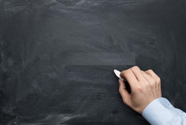 أستاذة تتعرض لإصابات بليغة بعد سقوط سبورة عليها