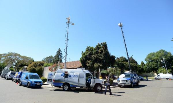 صحافيون ومصوّرون من وسائل إعلام مختلفة يرابطون بالقرب من منزل نقولا باسيل نقولا أحد منتجي فيلم "براءة المسلمين"  