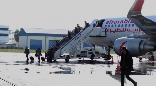 وصول أول طائرة تقل طلبة مغاربة بأوكرانيا إلى مطار طنجة