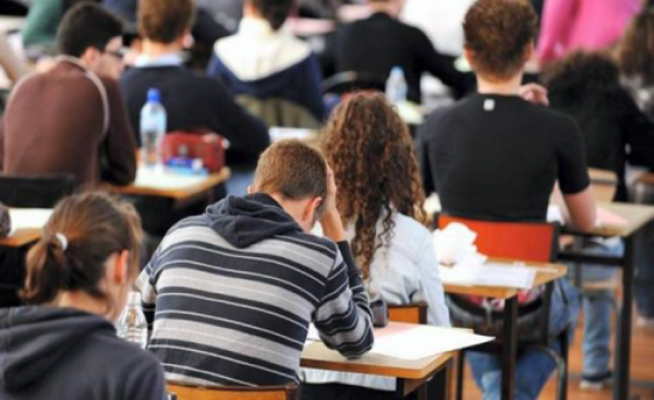 بعدما شرع زعيمهم بنكيران التعاقد، نواب بيجيديون يطالبون الحكومة بتسريع تنظيم مباريات الوظيفة العمومية