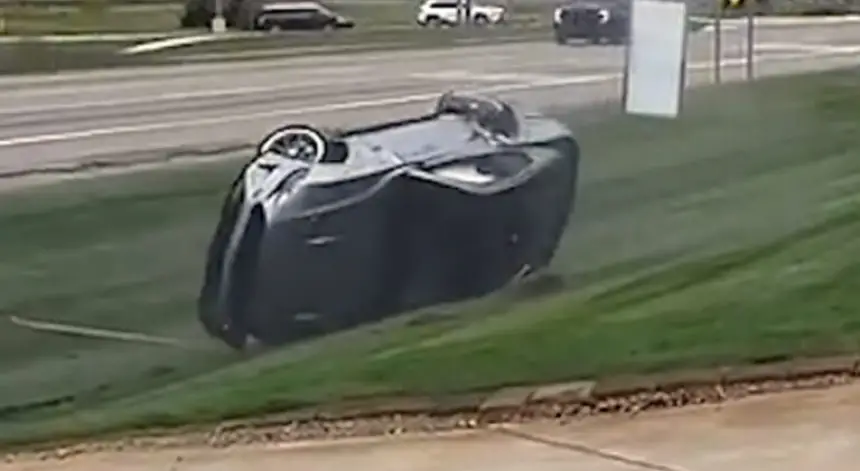 لحظة انقلاب سيارة فاخرة  أثناء الاستعراض كادت أن تدهس المتفرجين