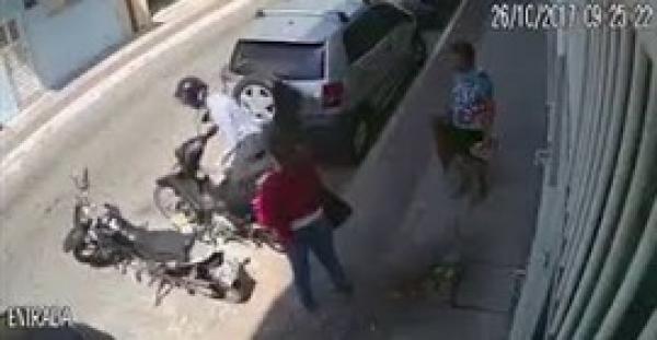 بالفيديو.. «علقة ساخنة» للص حاول سرقة دراجة نارية من صاحبتها