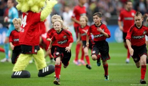 طفل يضيع ضربة جزاء وأبوه يعض الحكم