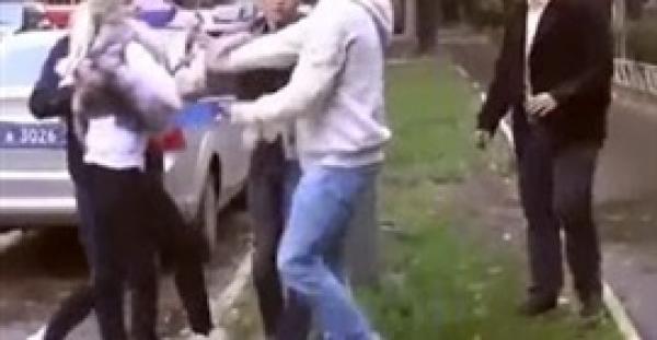 بالفيديو.. فتاة حسناء تتصدى لـ 4 شباب تحرشوا بها