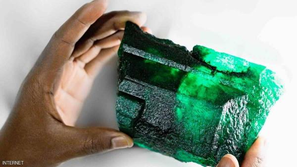 عامل يعثر بالصدفة على حجر عملاق ونادر من الزمرد